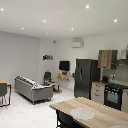 アパート Lovely Modern One Bedroom メーリッハ